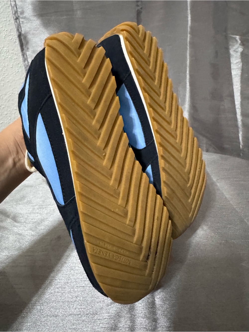 Sneakers Unisex Light Blue and Black Retro Runner with Yellow Accent - Picture 11 of 16